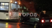 В Новочебоксарске водитель "четырнадцатой" не успел затормозить на мокром асфальте и врезался в троллейбус