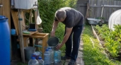 Банки, ведро и немного фантазии: простой способ организовать слив у рукомойника без сантехника и мороки