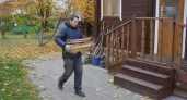 Беру обрезки досок и крашу в близкие оттенки: собираю на веранде деревянный «пэчворк» — стена выглядит как лоскутное пан