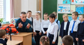 Спасатели МЧС показали новочебоксарским школьникам технику выживания в ледяной воде