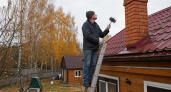 Дымоход чихает чёрными хлопьями, словно старый сундук пылью: деревенский способ вернуть печи мощную тягу