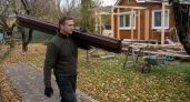 Охапка досок и ведро саморезов — и у дома вырастает уютный деревянный «причал»: без бригады и сложных чертежей