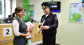 В Новочебоксарске операционистка спасла пожилого мужчину от потери всех накоплений
