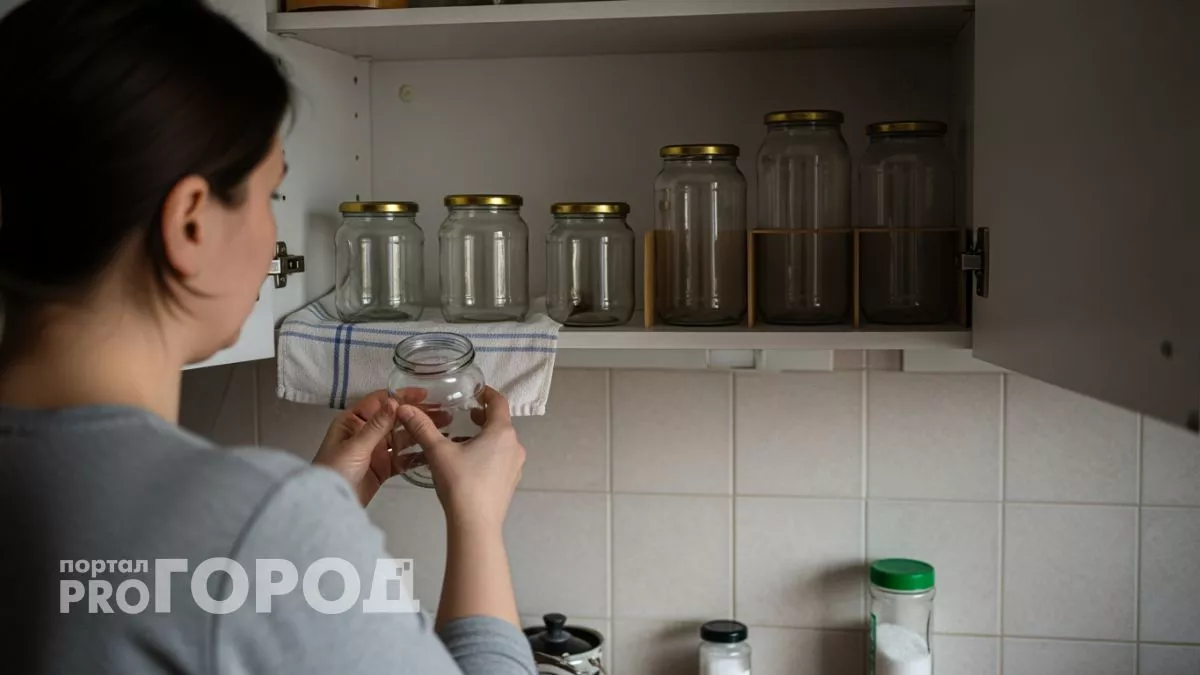 Бабушка показала где прятать банки в шкафу и теперь я экономлю кучу места на полках