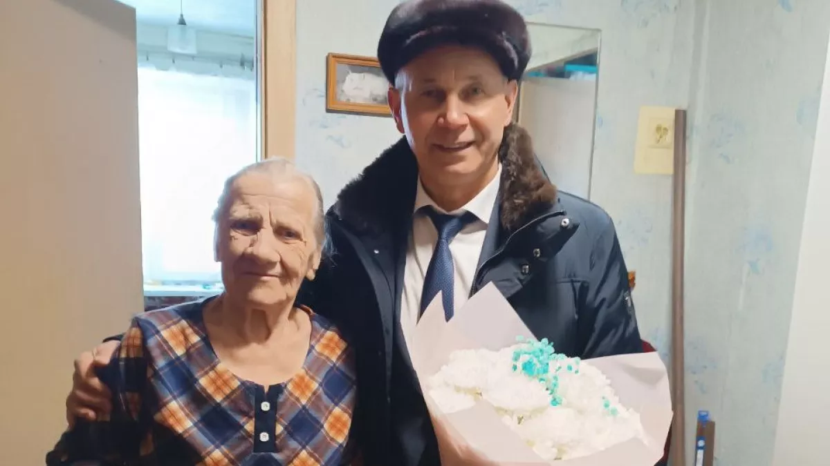 Жительницу Новочебоксарска поздравили с праздником 8 Марта и 90-летним юбилеем