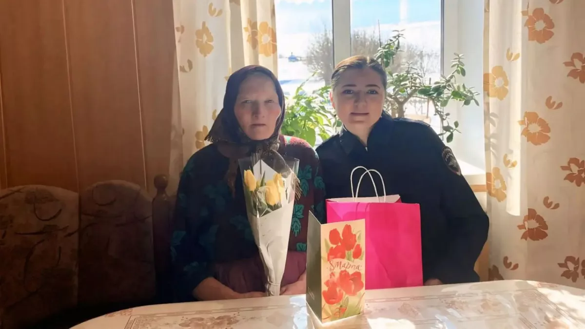 В Новочебоксарске коллеги поздравили с Международным женским днем мать погибшего товарища