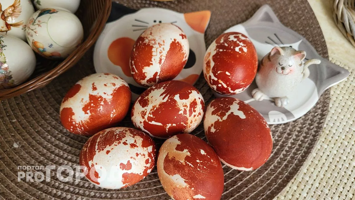 Забудьте про шелуху: беру свечку, и делаю пасхальные яйца с коровьим принтом