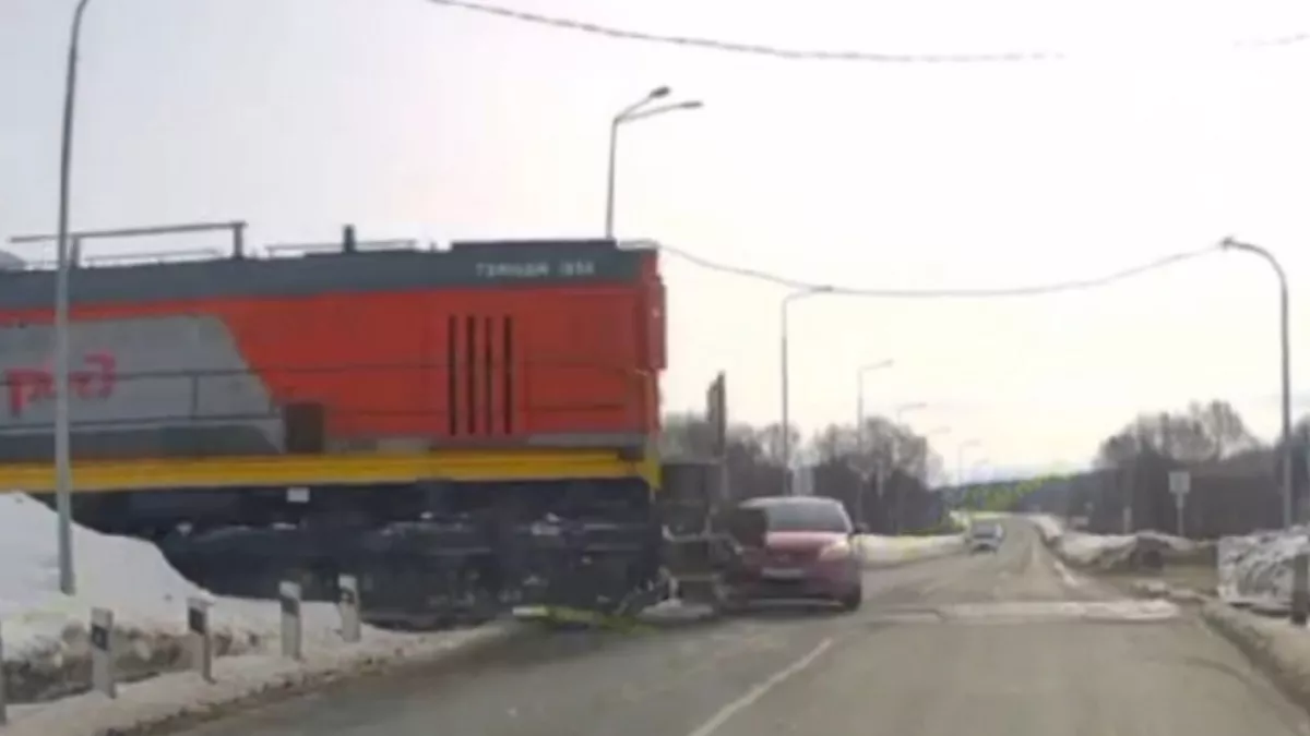 Момент смертельного ДТП на железнодорожном переезде около Новочебоксарска попал на видео: локомотив протаранил легковушку