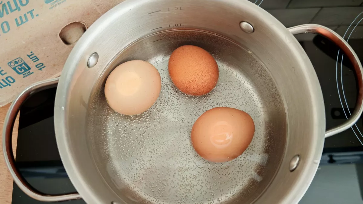 Всю жизнь делали неправильно: почему нельзя вареные яйца класть в холодную воду — эксперты бьют тревогу