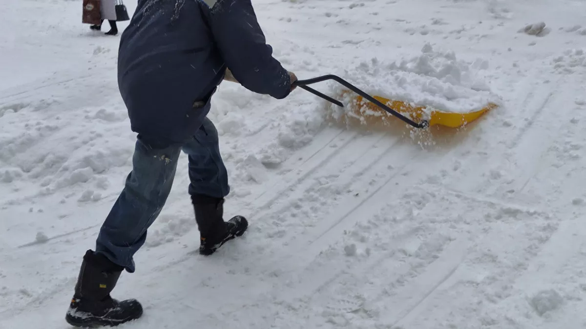 Сосед спину сорвал, а я чай пью: китайская лопата-трансформер за 3 минуты убирает двор — показываю в деле