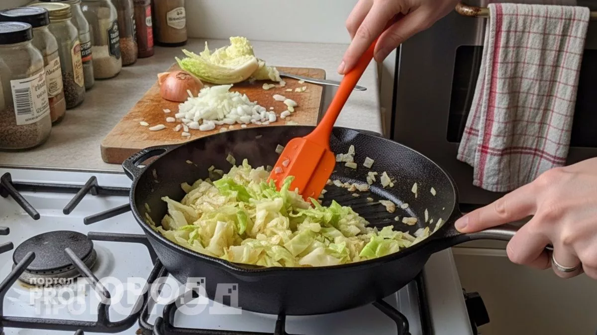 Добавьте ложку этого продукта, который лежит без дела – и жареная капуста станет вкуснее ресторанного блюда