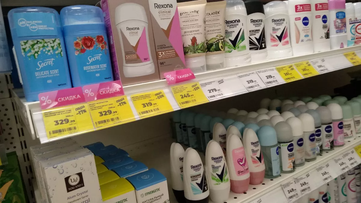 Зачем умные хозяйки кладут шарик от дезодоранта в шкаф и натирают им обувь: больше не выбрасываю пустые флаконы