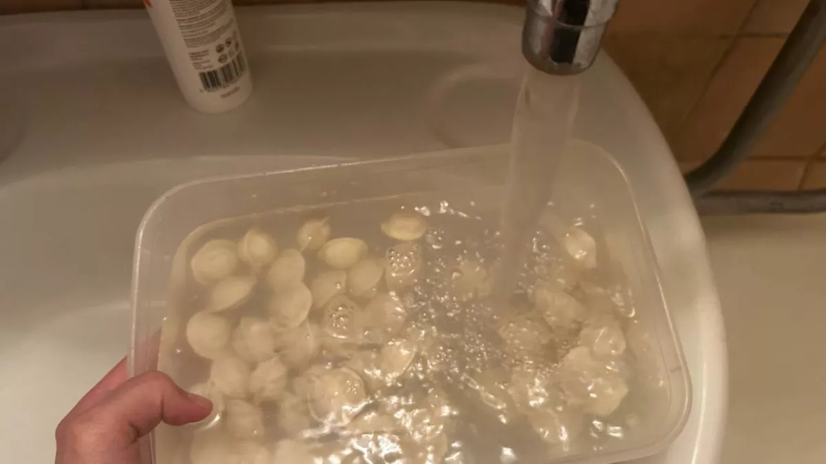 Зачем опытные хозяйки моют пельмени перед варкой: неожиданные способы упростить домашние дела