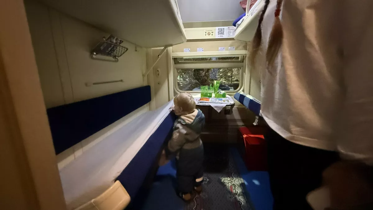 «Ваш ребенок не дает мне спать»: спор из‑за детского шума, кто прав — родители или соседи по вагону