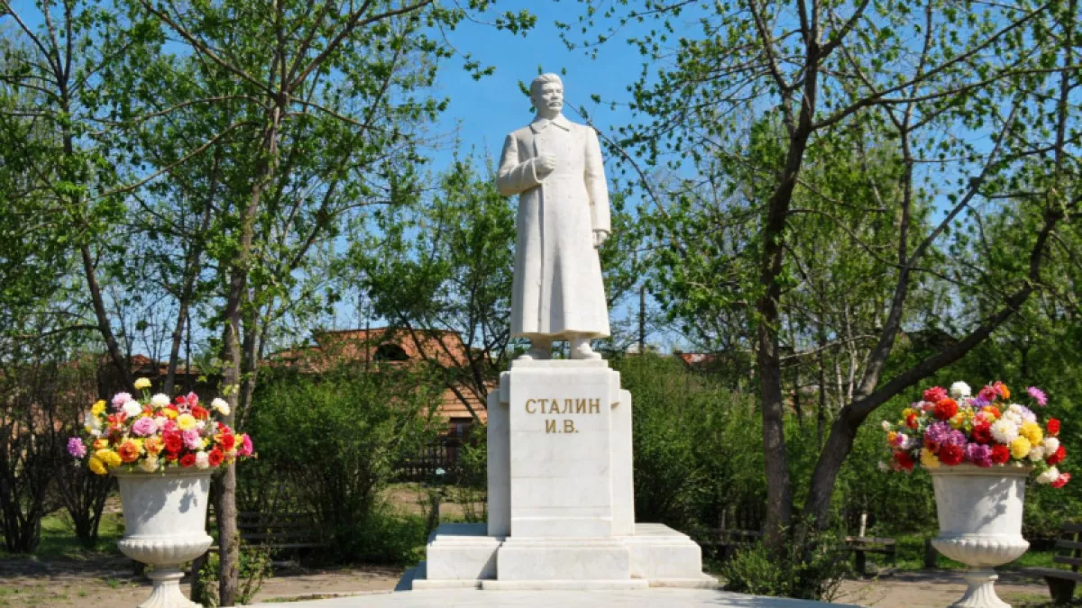 Жертвы времени и декоммунизации: скульптуры и памятники, которых больше не найти в Чувашии