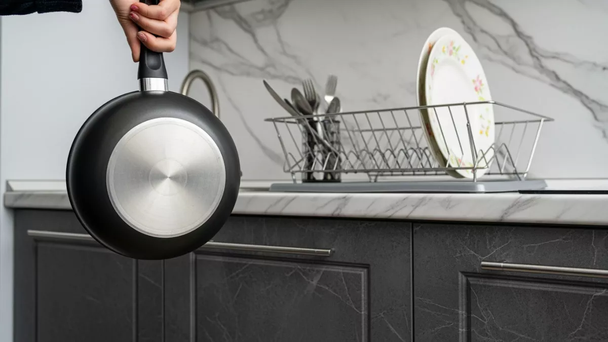3 ошибки в хранении кастрюль и сковородок, которые сокращают срок их службы: проверьте себя