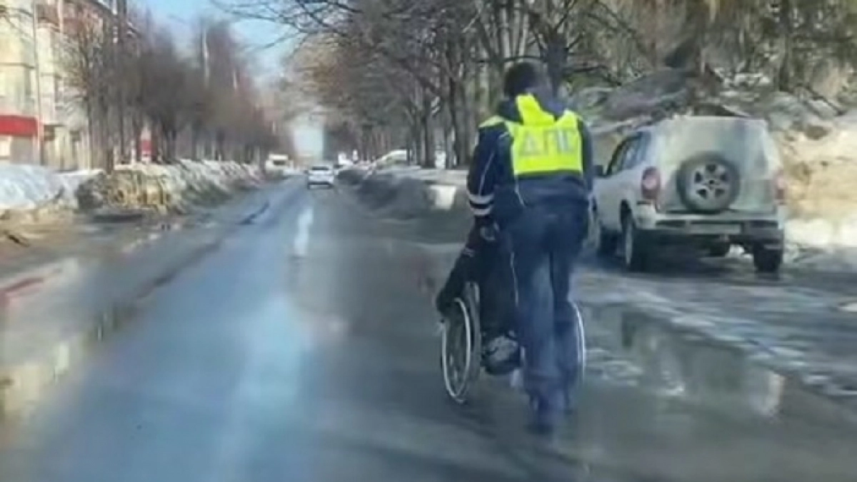 В Новочебоксарске мужчина на инвалидной коляске не мог пересечь дорогу: ему помогли сотрудники ДПС