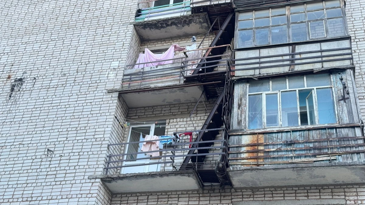 Уют против закона: что нельзя вешать на балконе, чтобы не попасть на деньги — подробности