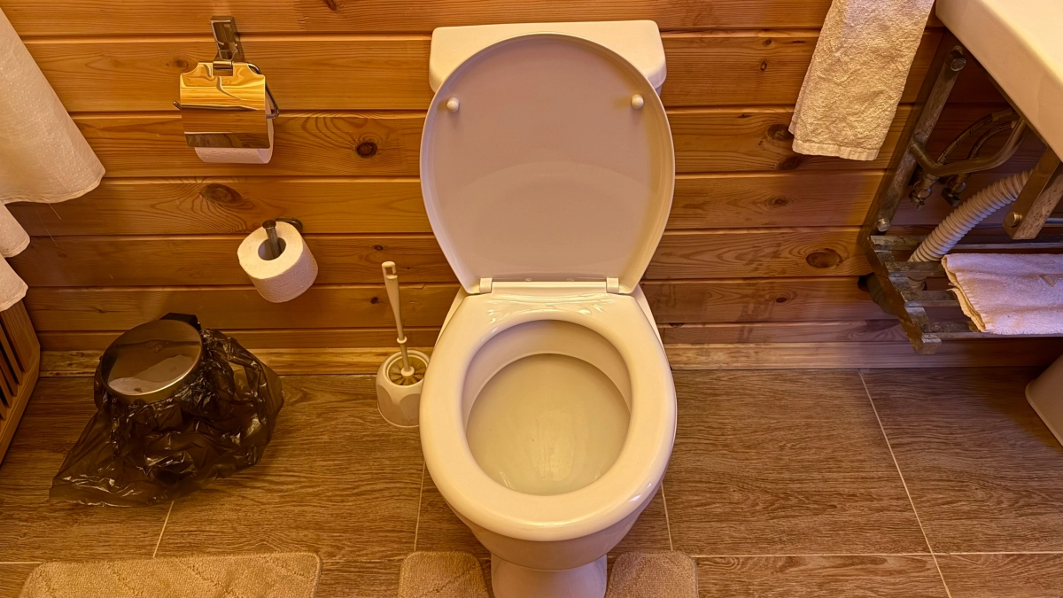 Вода уходит в канализацию из‑за кнопки: решаем проблему за считанные минуты