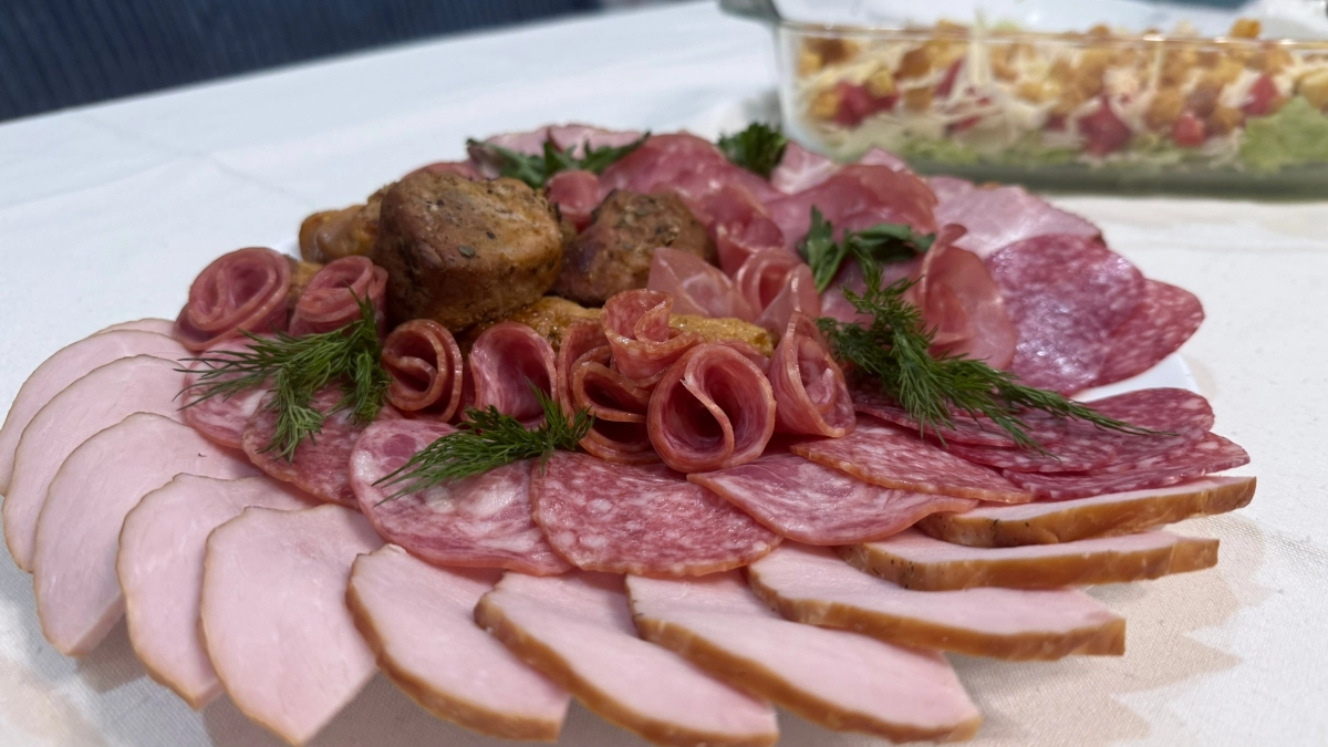 Можно ли есть колбасу с белым налётом: пугающая плесень или безопасный признак качества