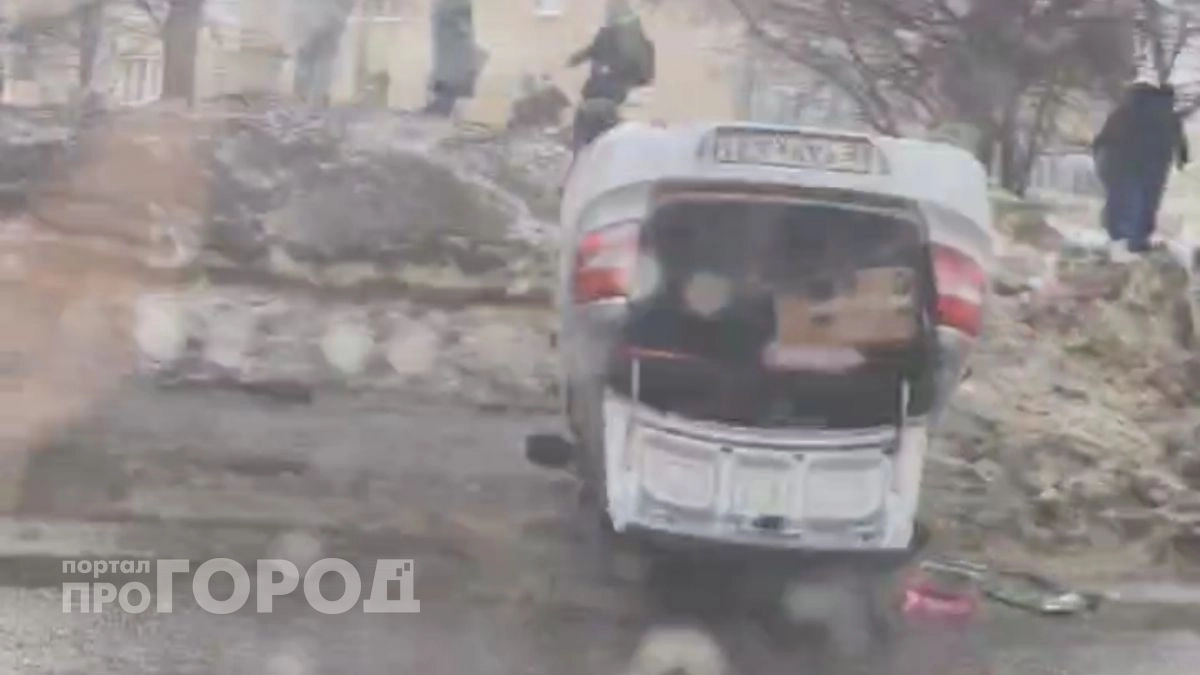 В аварии в Новочебоксарске машина перевернулась на крышу