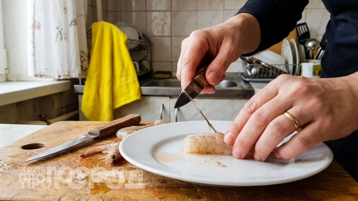 Эксперты дали однозначный ответ: что за черная полоска на спинке креветки – и можно ли вообще ее есть