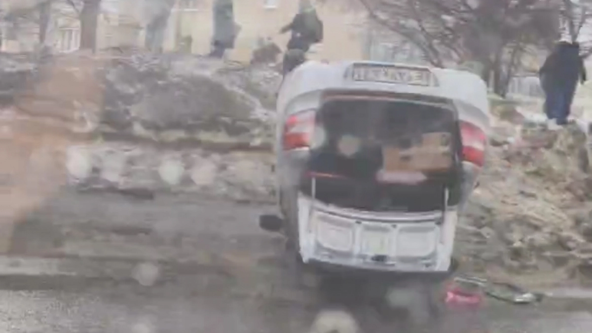 ДТП с переворотом, пожар автомобилей и успехи хоккеистов: главные новости за 21 марта