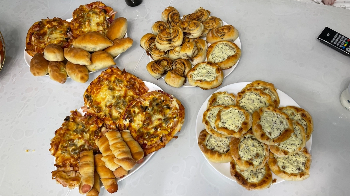 Бабушка делала так всегда, а шеф‑повара запрещают: что не так с привычным способом остужать выпечку