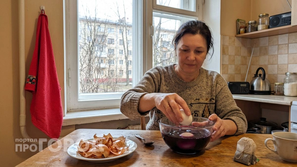 Фиолетовые яйца без химии — один овощ из холодильника делает всё сам