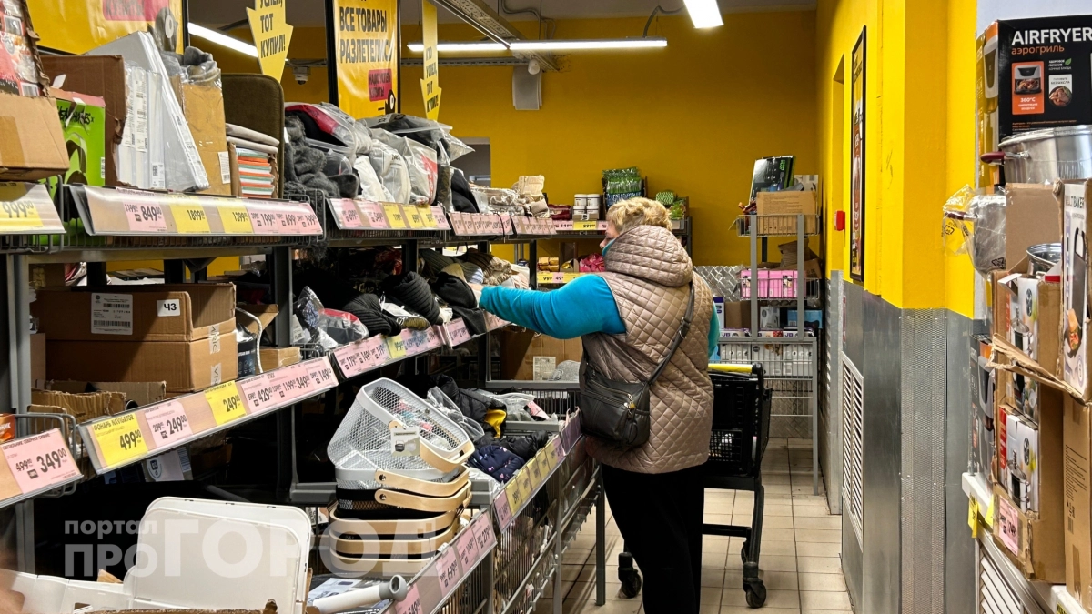 Дачники массово ринулись в "Чижик": завезли копеечные галоши и ботинки – самое то для огорода