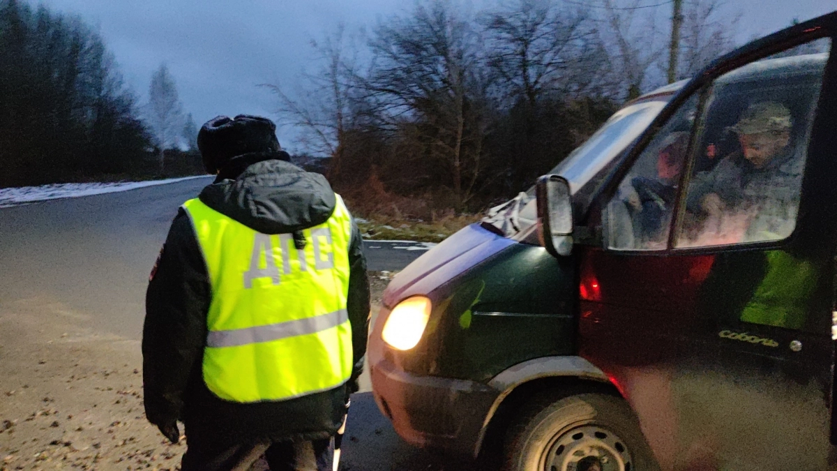 Регистратор на стекле — штраф или нет: разбираем закон и лайфхаки, чтобы избежать проблем с ГИБДД