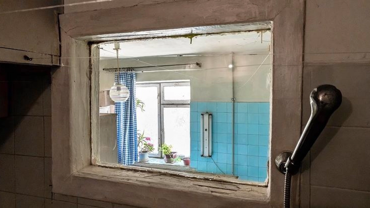 Зачем в старых квартирах окно между кухней и санузлом: реальные причины, а не мифы