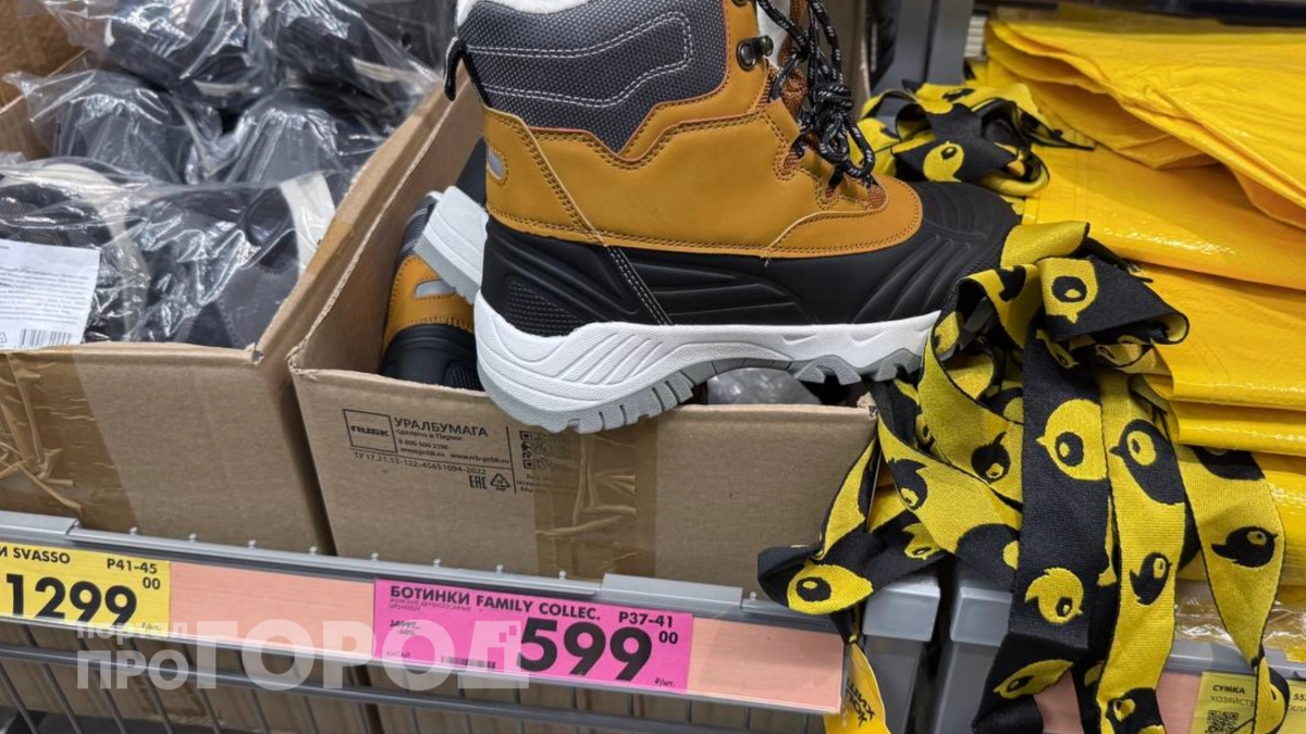 Полки сметают за день: дачники побежали в "Чижик" за копеечными галошами и ботинками для огорода