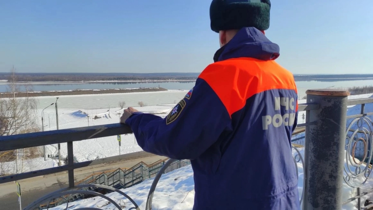 Лед на Волге у Новочебоксарска с каждым днем становится все ненадежнее и опаснее: рыбаки продолжают рыбачить