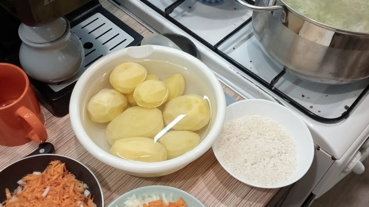 Белорус ахнул, когда увидел, как мы варим картошку: всю жизнь делали это неправильно 