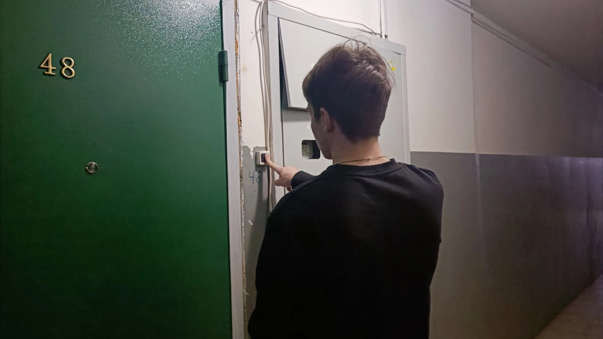 Сосед громыхал музыкой по ночам — я нашла гениальный способ его проучить без скандалов