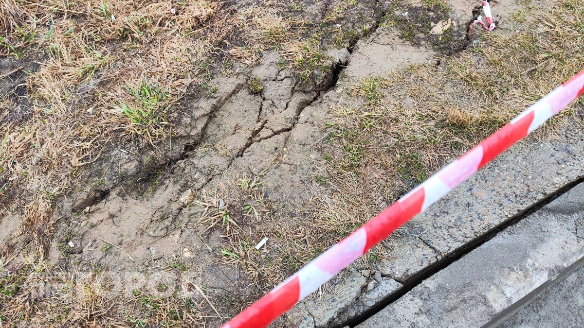 Рядом с местом оползня в Новочебоксарске в земле образовалась трещина 