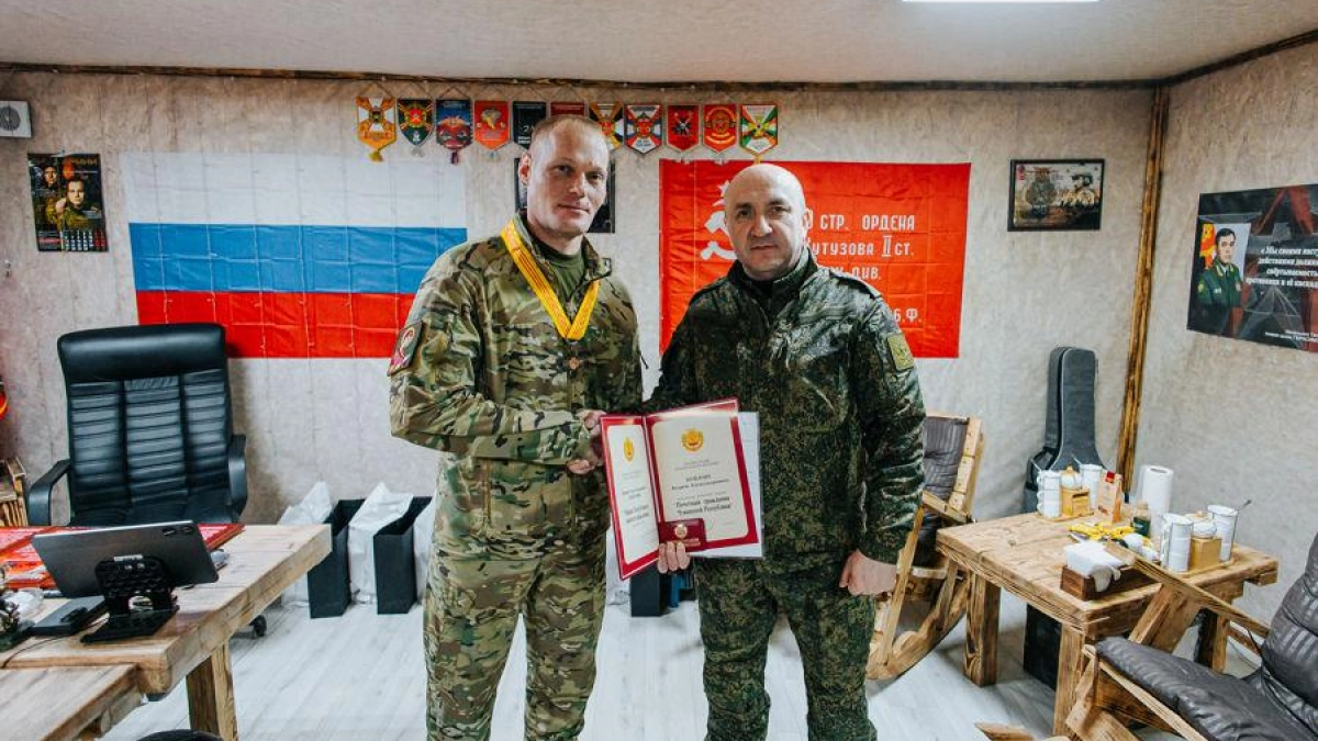 Герою России из Новочебоксарска вручили знак Почётного гражданина Чувашии прямо в зоне СВО