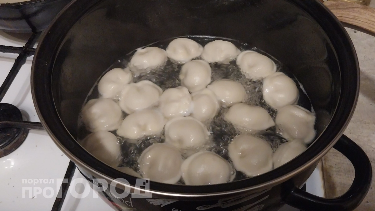 Больше не кидаю пельмени в кипяток: эта ошибка портила вкус и текстуру – новый способ варки