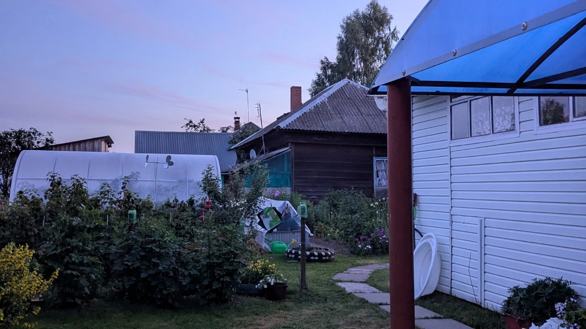 Забудьте о садовых дорожках из плитки: новый трендовый материал в разы лучше - сухой и чистый даже после дождей