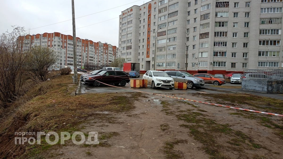 Земля у края оврага на Южной в Новочебоксарске проседает все ближе к троуару