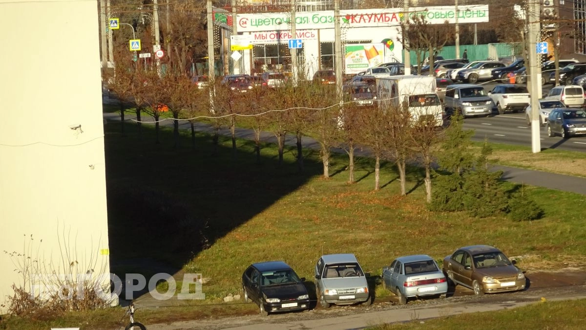 За неделю с небольшим в Новочебоксарске выявили 40 случаев парковки на газонах