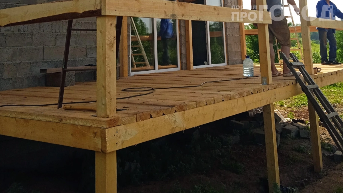 Строители в бешенстве: почему старые дома стоят ровнее новых на дорогих сваях, которые гниют через 2 года