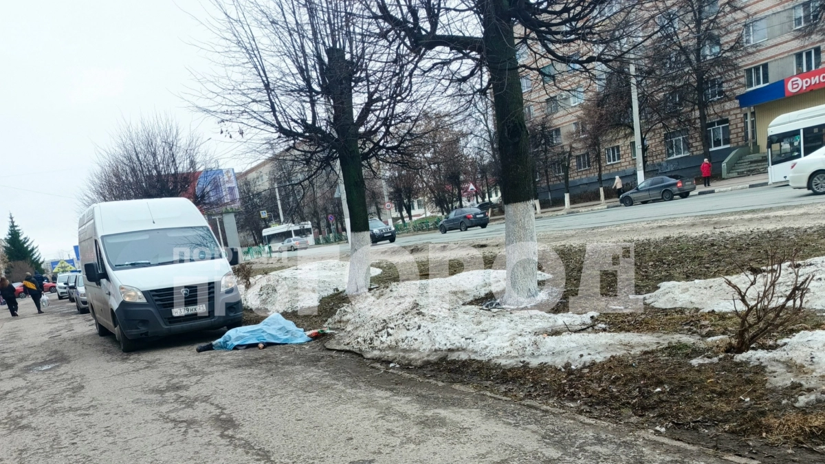 В Новочебоксарске рядом с ТЦ "У кольца" умер человек