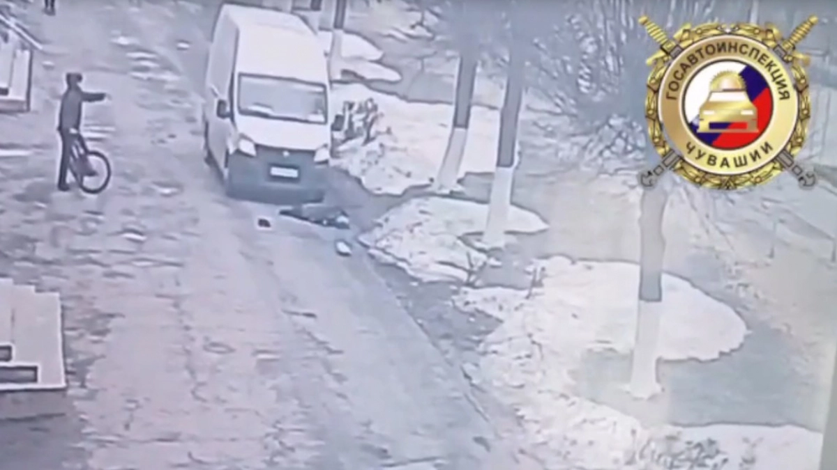 Тело у торгового центра в Новочебоксарске принадлежало пожилой женщине: ее сбил микроавтобус