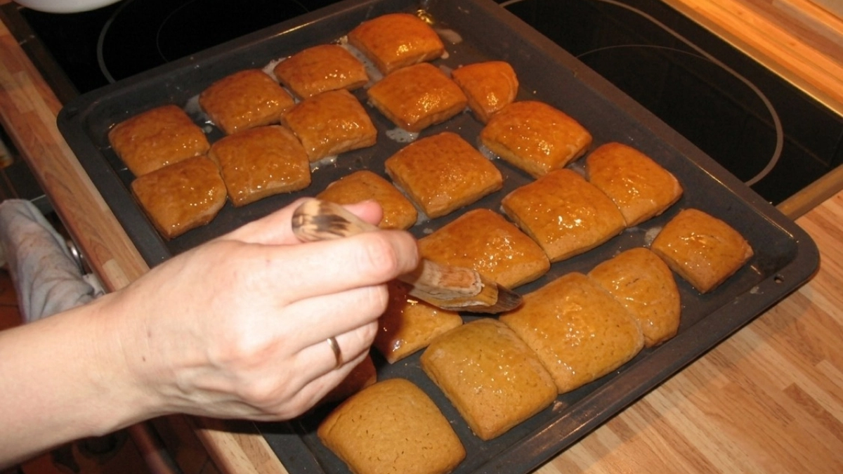 Беру мед и кефир — замешиваю вкуснючие пряники: одним противнем не обхожусь и вам не советую