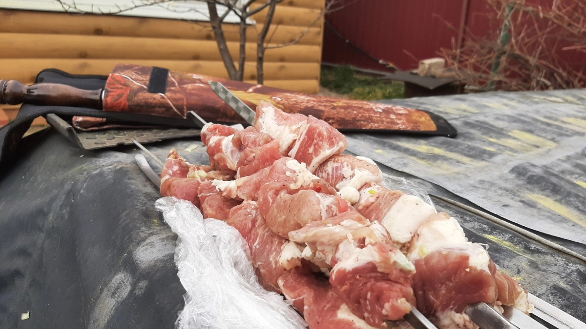 Мясо "сухарем" не станет: шашлычник раскрыл секрет сочного маринада для шашлыка - удивлю друзей на майские
