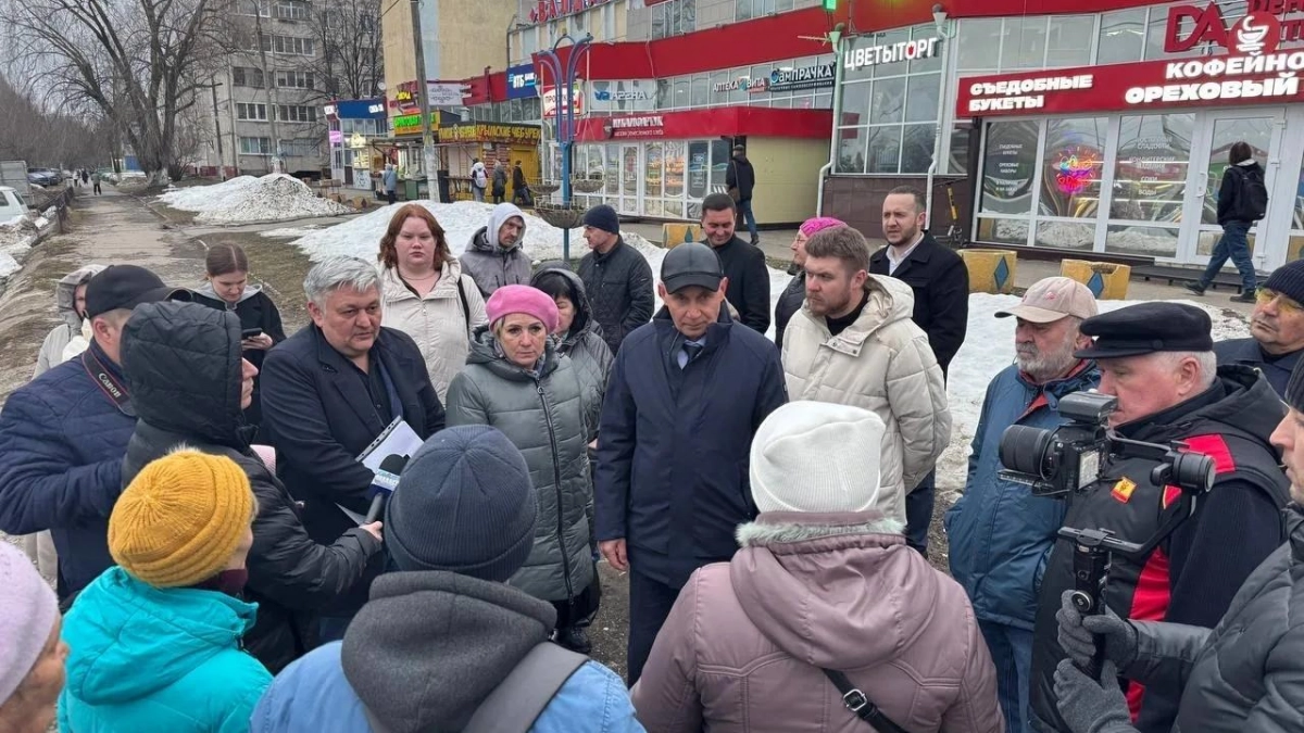 Жители Ельниково пожаловались главе Новочебоксарска на тротуары и освещение