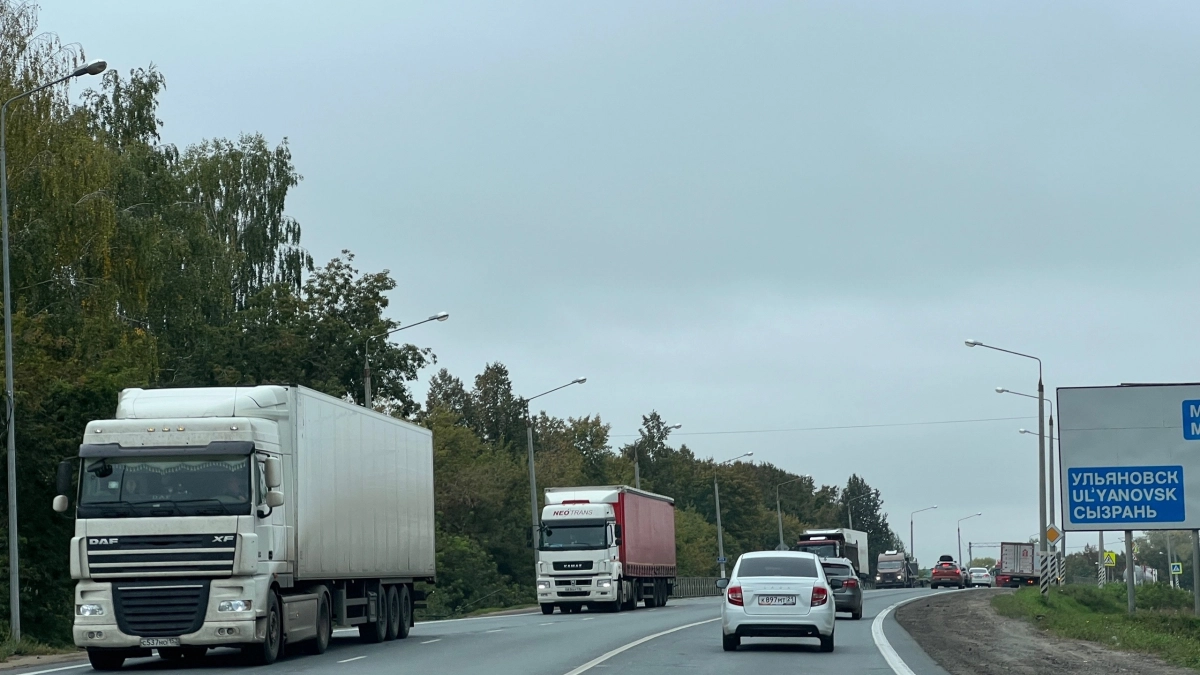 Зачем фуры едут вплотную друг за другом и никого не пускают: в неочевидных причинах логика есть