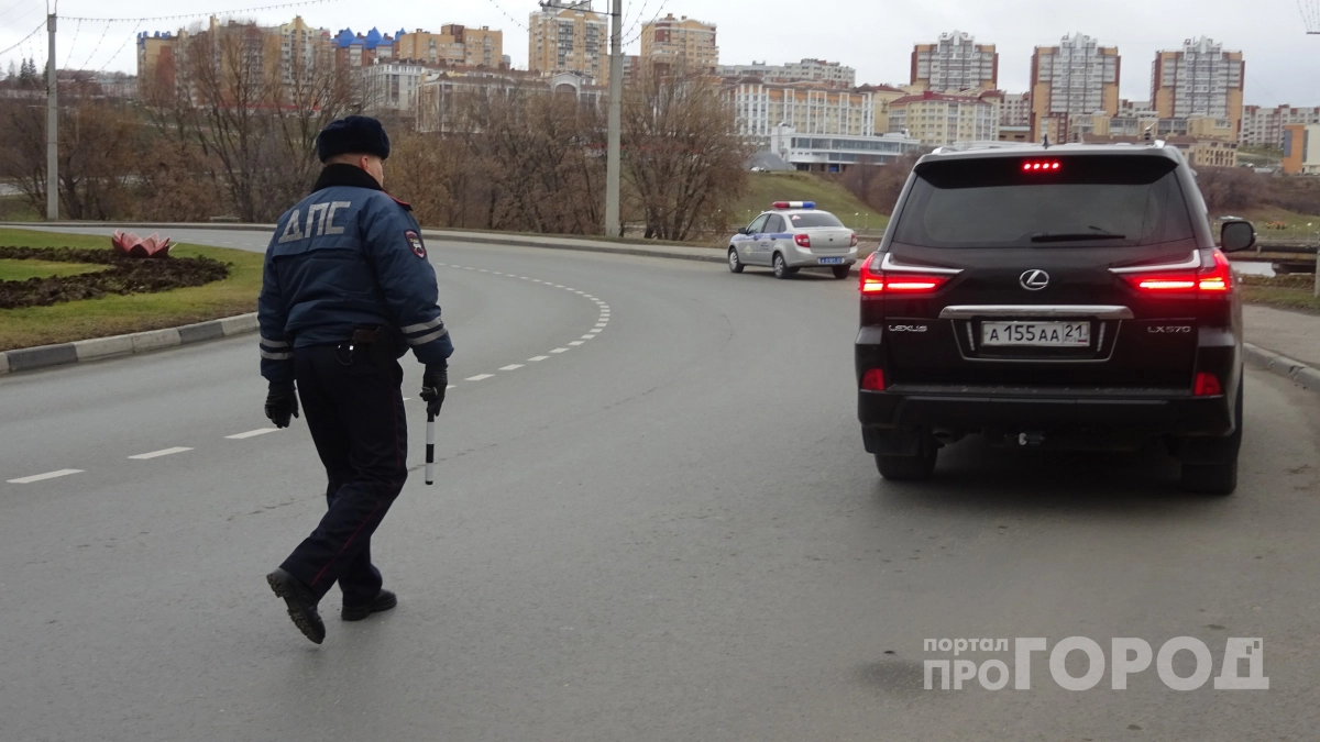 Три документа, которые водитель не обязан показывать инспектору ГАИ при проверке - а их требуют каждый день